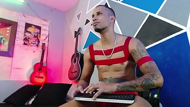 Snapshot of MagnusFrost chatting on December 16, 3:00 am MagnusFrost online show from December 16, 3:00 am