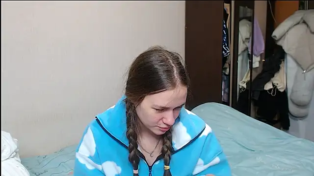 leila bambi  online show from February 5, 3:20 pm