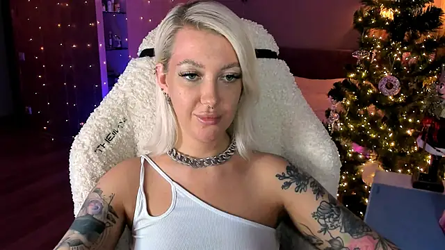 Snapshot of tykioty_Miley chatting on December 22, 4:04 pm tykioty Miley online show from December 22, 4:04 pm