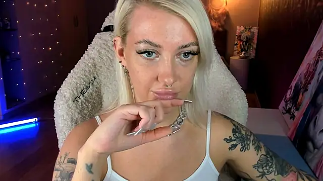 Snapshot of tykioty_Miley chatting on February 21, 12:06 pm tykioty Miley online show from February 21, 12:06 pm