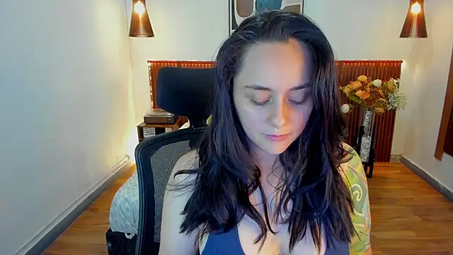 Snapshot of KatherineBond chatting on May 7, 7:19 pm KatherineBond online show from May 7, 7:19 pm