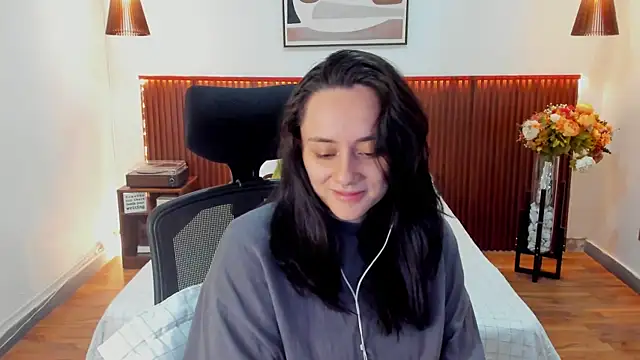 Snapshot of KatherineBond chatting on July 13, 4:21 pm KatherineBond online show from July 13, 4:21 pm