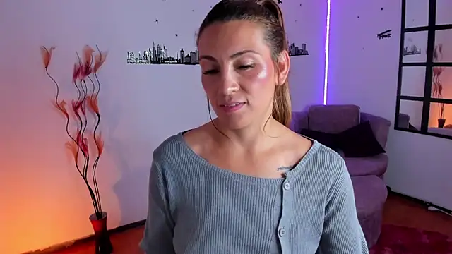 Snapshot of Elizabeth_taylor_b chatting on May 28, 10:07 pm Elizabeth taylor b online show from May 28, 10:07 pm