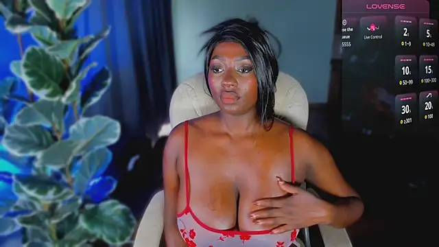 Snapshot of Almaahotxxx chatting on June 10, 2:05 pm Almaahotxxx online show from June 10, 2:05 pm