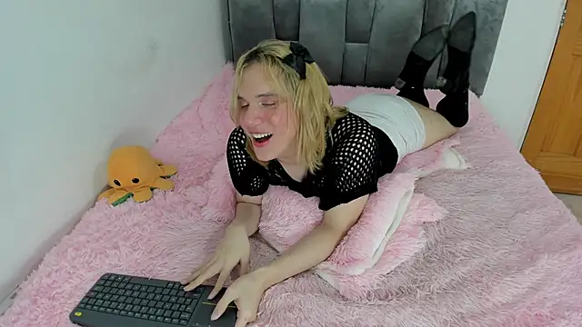 Snapshot of _Little_angel69 chatting on February 28, 4:53 pm  Little angel69 online show from February 28, 4:53 pm