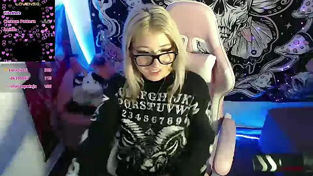 Snapshot of GamerCarrie chatting on January 2, 8:39 am GamerCarrie online show from January 2, 8:39 am