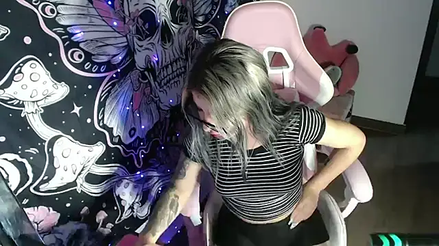 Snapshot of GamerCarrie chatting on February 25, 8:25 am GamerCarrie online show from February 25, 8:25 am