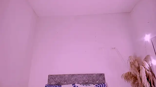 Snapshot of carolinemiller7 chatting on May 31, 7:37 am carolinemiller7 online show from May 31, 7:37 am