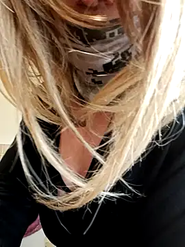 Snapshot of -DeMax chatting on March 21, 4:39 am -DeMax online show from March 21, 4:39 am