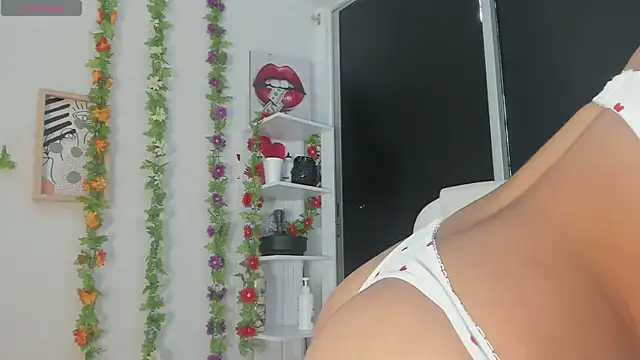 Snapshot of UrNewFantasy chatting on February 4, 2:10 pm UrNewFantasy online show from February 4, 2:10 pm