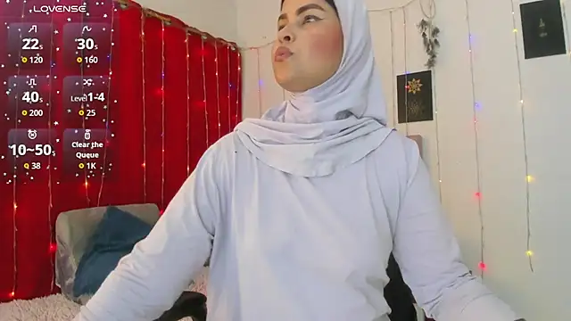 Snapshot of AishaAmin_ chatting on June 5, 12:11 pm AishaAmin online show from June 5, 12:11 pm