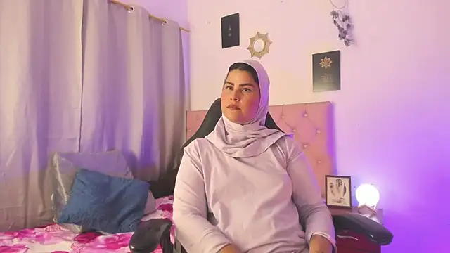 Snapshot of AishaAmin_ chatting on June 10, 12:26 pm AishaAmin online show from June 10, 12:26 pm