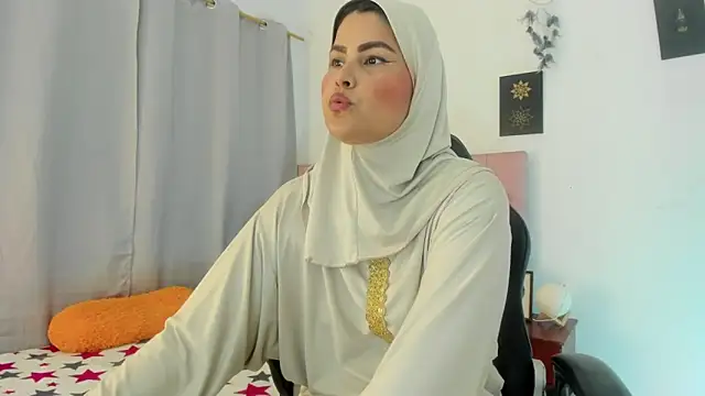 Snapshot of AishaAmin_ chatting on June 15, 12:07 pm AishaAmin online show from June 15, 12:07 pm