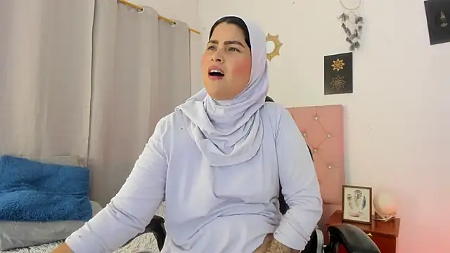Snapshot of AishaAmin_ chatting on June 23, 12:14 pm AishaAmin online show from June 23, 12:14 pm