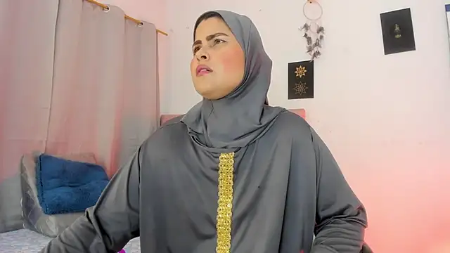 Snapshot of AishaAmin_ chatting on June 24, 12:15 pm AishaAmin online show from June 24, 12:15 pm