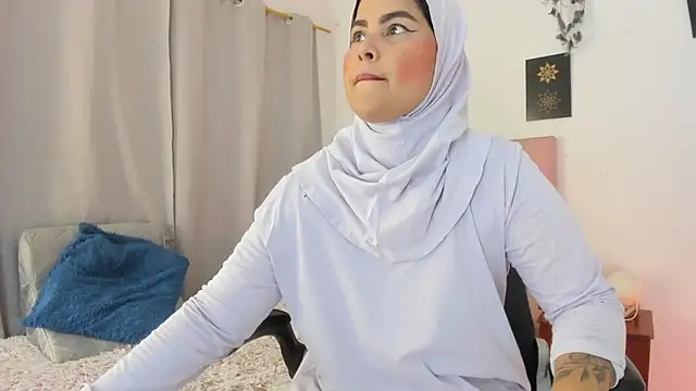 Snapshot of AishaAmin_ chatting on July 7, 12:09 pm AishaAmin online show from July 7, 12:09 pm