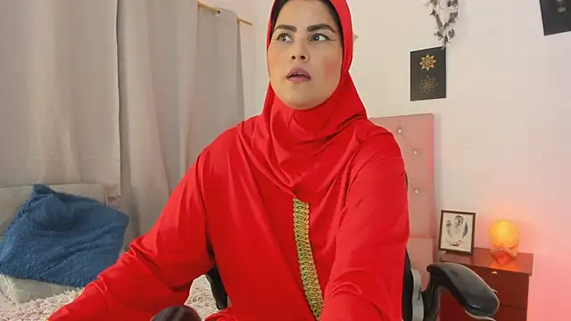 Snapshot of AishaAmin_ chatting on July 8, 12:31 pm AishaAmin online show from July 8, 12:31 pm