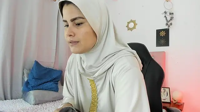 Snapshot of AishaAmin_ chatting on July 13, 12:08 pm AishaAmin online show from July 13, 12:08 pm