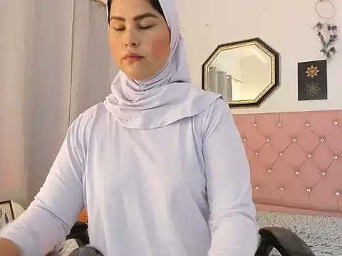 Snapshot of AishaAmin_ chatting on July 25, 12:14 pm AishaAmin online show from July 25, 12:14 pm