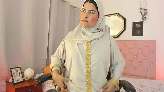 Snapshot of AishaAmin_ chatting on July 30, 12:15 pm AishaAmin online show from July 30, 12:15 pm