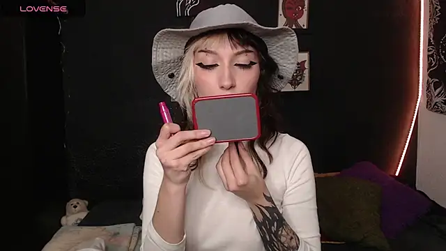 Snapshot of niakat_ chatting on September 16, 1:17 am niakat  online show from September 16, 1:17 am