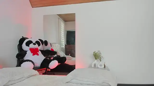 AtheneaRossi online show from February 2, 3:17 pm