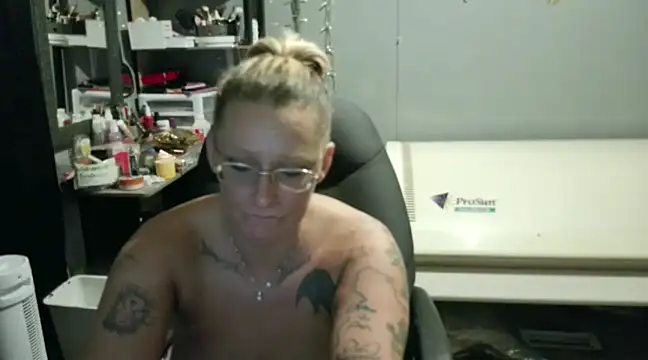 Snapshot of Lisalovely6981 chatting on January 9, 11:47 am Lisalovely6981 online show from January 9, 11:47 am