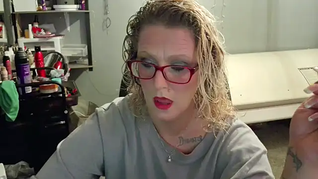 Snapshot of Lisalovely6981 chatting on February 10, 11:36 am Lisalovely6981 online show from February 10, 11:36 am