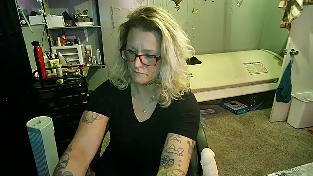 Snapshot of Lisalovely6981 chatting on February 24, 11:41 pm Lisalovely6981 online show from February 24, 11:41 pm