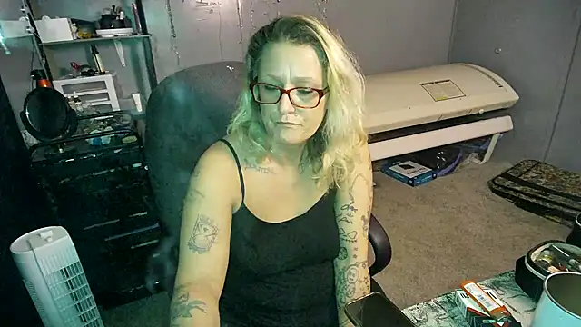 Snapshot of Lisalovely6981 chatting on February 27, 9:11 am Lisalovely6981 online show from February 27, 9:11 am