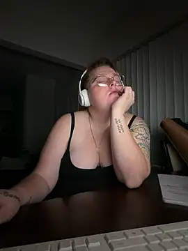 Snapshot of BBW2320 chatting on April 8, 2:44 am BBW2320 online show from April 8, 2:44 am