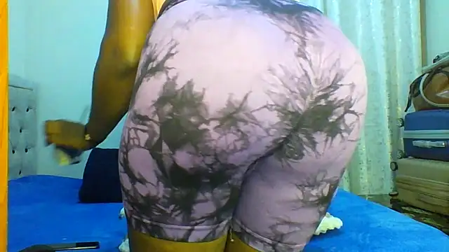 Petitiebooty online show from April 28, 8:30 am