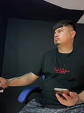 Snapshot of DickMasterfindom chatting on May 21, 3:35 am DickMasterfindom online show from May 21, 3:35 am