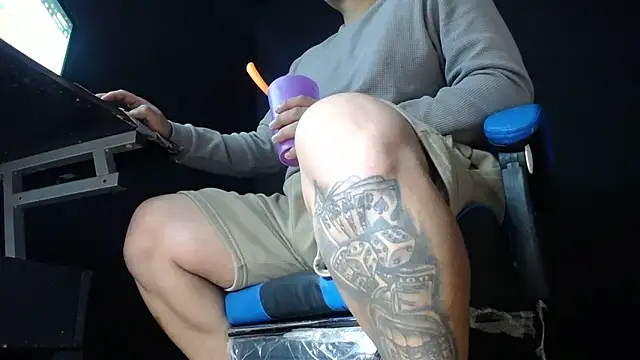 Snapshot of DickMasterfindom chatting on May 28, 6:49 pm DickMasterfindom online show from May 28, 6:49 pm