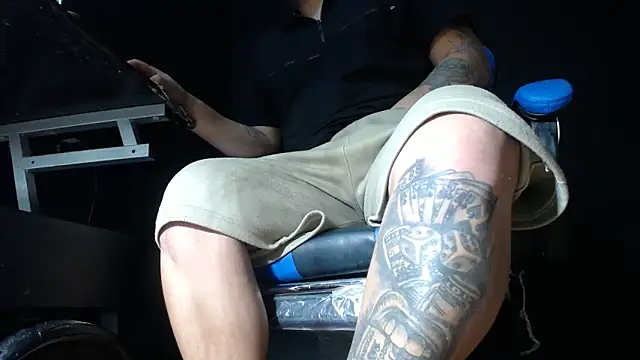 Snapshot of DickMasterfindom chatting on May 30, 9:39 am DickMasterfindom online show from May 30, 9:39 am