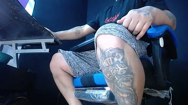 Snapshot of DickMasterfindom chatting on June 4, 6:41 am DickMasterfindom online show from June 4, 6:41 am