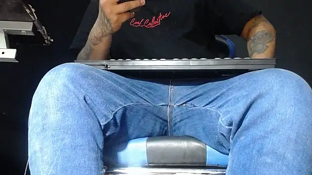 Snapshot of DickMasterfindom chatting on June 5, 6:31 am DickMasterfindom online show from June 5, 6:31 am