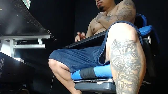Snapshot of DickMasterfindom chatting on June 7, 9:57 am DickMasterfindom online show from June 7, 9:57 am