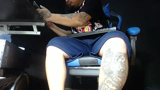 Snapshot of DickMasterfindom chatting on June 9, 4:13 am DickMasterfindom online show from June 9, 4:13 am