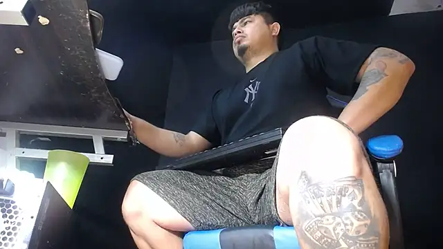 Snapshot of DickMasterfindom chatting on June 13, 1:58 am DickMasterfindom online show from June 13, 1:58 am