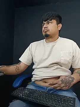 Snapshot of DickMasterfindom chatting on June 18, 9:14 am DickMasterfindom online show from June 18, 9:14 am