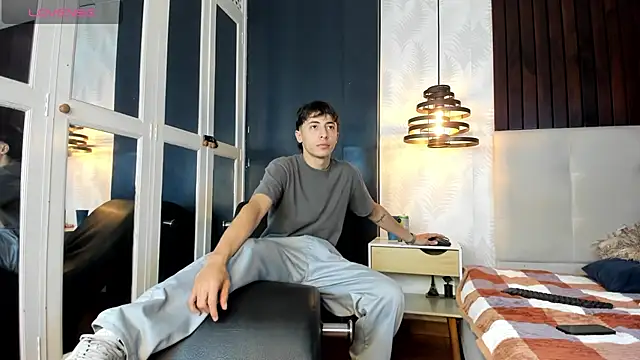 Snapshot of AlessandroDybala chatting on March 13, 3:50 pm AlessandroDybala online show from March 13, 3:50 pm