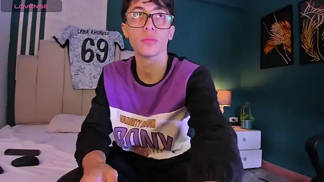 Snapshot of AlessandroDybala chatting on November 21, 12:26 pm AlessandroDybala online show from November 21, 12:26 pm