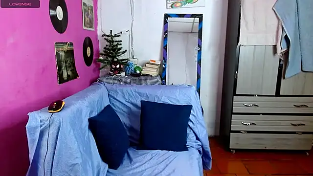 Snapshot of sensitive_brunette chatting on December 11, 12:44 am sensitive brunette online show from December 11, 12:44 am