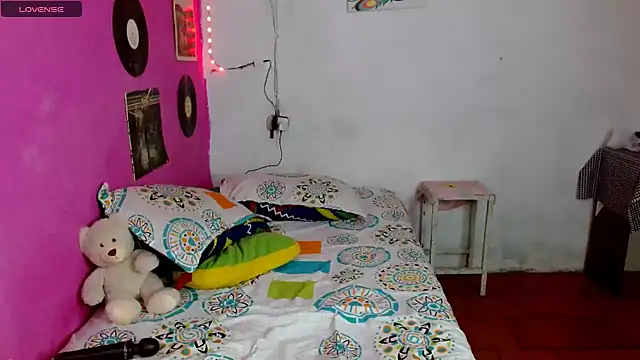 Snapshot of sensitive_brunette chatting on January 16, 11:37 pm sensitive brunette online show from January 16, 11:37 pm