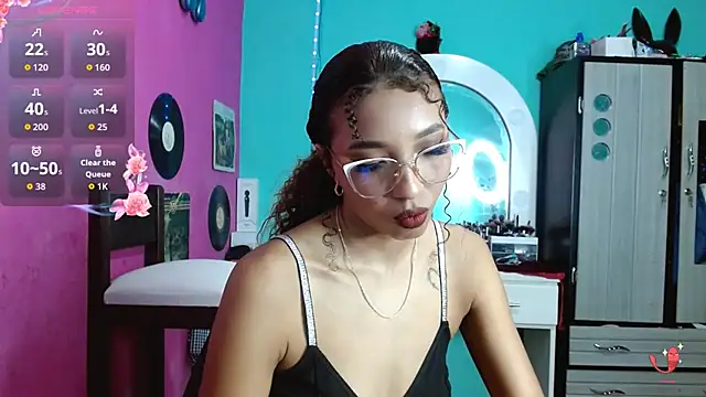 Snapshot of sensitive_brunette chatting on September 19, 7:36 pm sensitive brunette online show from September 19, 7:36 pm