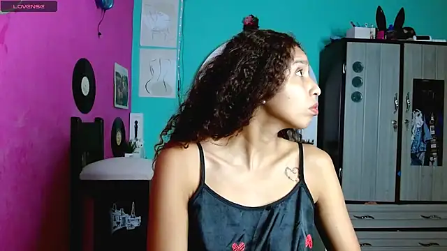 Snapshot of sensitive_brunette chatting on October 2, 11:56 pm sensitive brunette online show from October 2, 11:56 pm