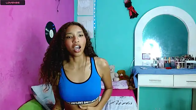 Snapshot of sensitive_brunette chatting on November 21, 2:10 am sensitive brunette online show from November 21, 2:10 am