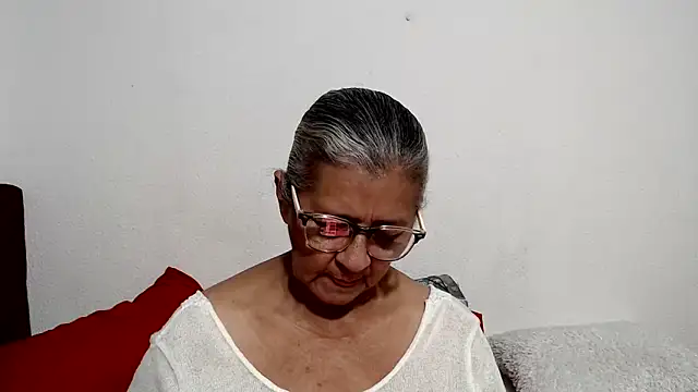 Snapshot of candy_mature_ chatting on May 24, 12:37 am candy mature online show from May 24, 12:37 am