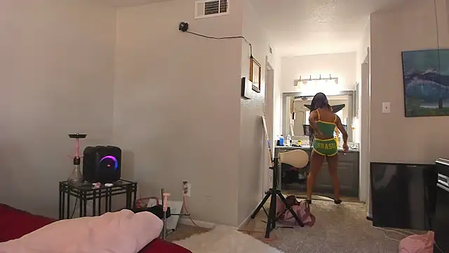 yiauana online show from November 12, 8:52 pm